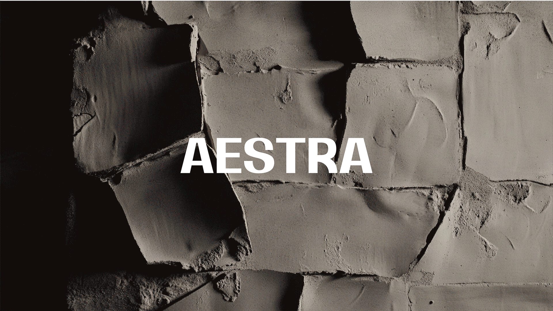 Marca Aestra em relevo sobre textura de argila